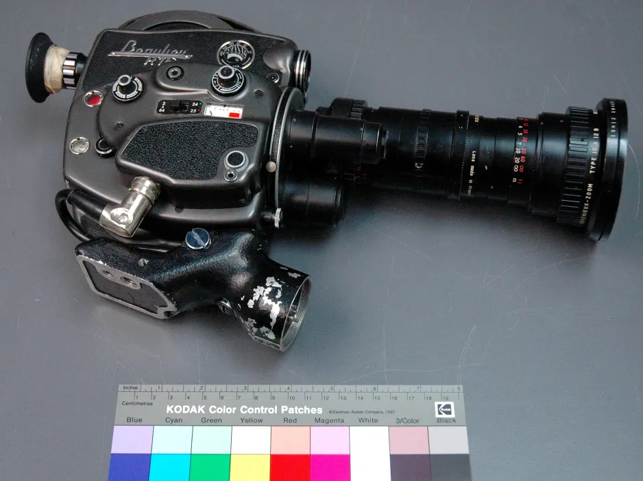 Photographie en couleur d’une caméra Beaulieu Automatic 16 mm tirée de la collection d’Ingenium avec un objectif zoom.