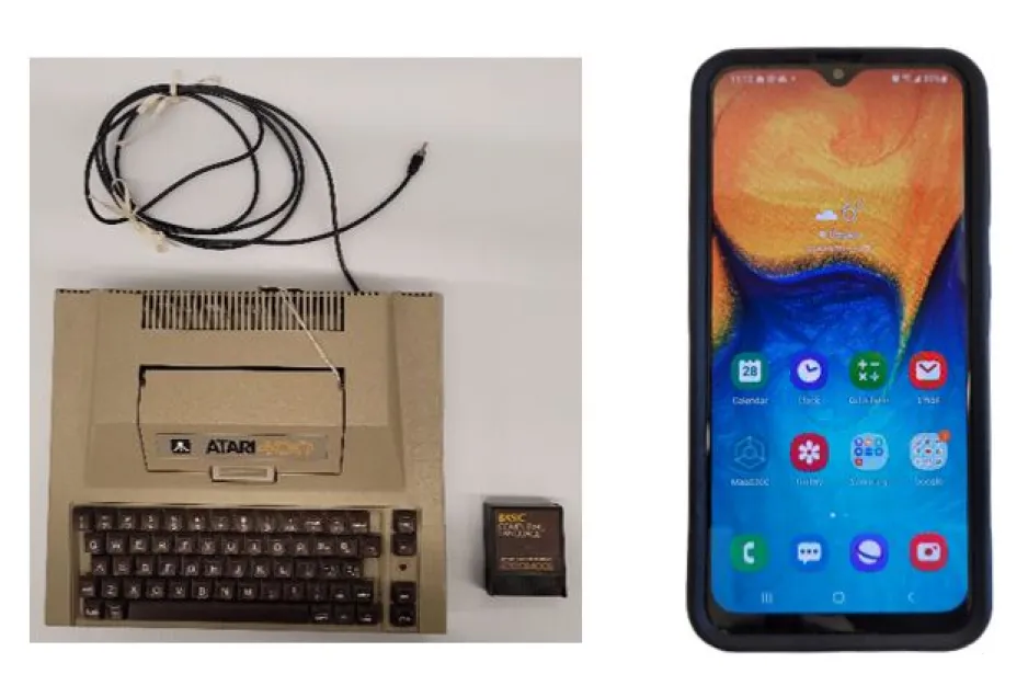 Artefacts 2002.0379.001 et 2002.0379.002 Ordinateur Atari 400 et cartouche Atari de langage BASIC, à côté d’un téléphone intelligent Samsung avec ses applis à l’écran.