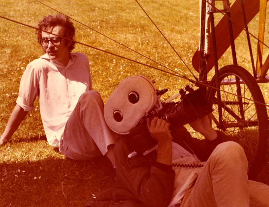 Les Harris est assis sur l'herbe au soleil, alors qu'il travaille sur le film Chabot Solo Part 1. Il est assis près d'un caméraman allongé sur le sol sous un avion Blériot XI, pointant une caméra Arriflex vers l'avion. Ce dernier est en grande partie hors de vue, à l'exception de sa roue et d'une partie de son hélice.  
