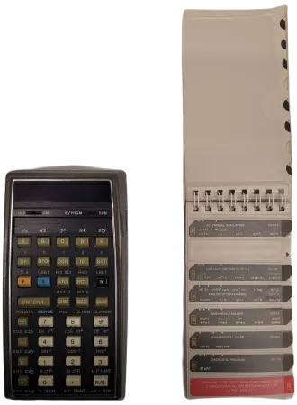 Artefact 2001.0001.005 calculatrice HP et livret contenant des bandes magnétiques logicielles