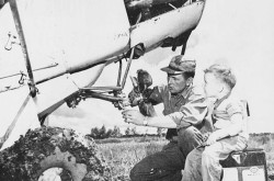 Eldon Douglas McEarchern travaillant sur son Piper PA-18 Super Cub agricole sous le regard d’un de ses fils, Carman, Manitoba. Anon., « Les fermiers volants de l’ouest canadien ». Le Samedi, 22 octobre 1960, 25.