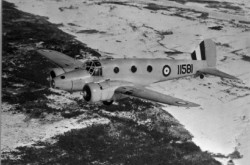 Le premier exemplaire de production de l’avion d’entraînement avancé Avro Anson de fabrication canadienne équipé d’un fuselage en contreplaqué moulé, lieu inconnu, 1943. MAEC, 23290.