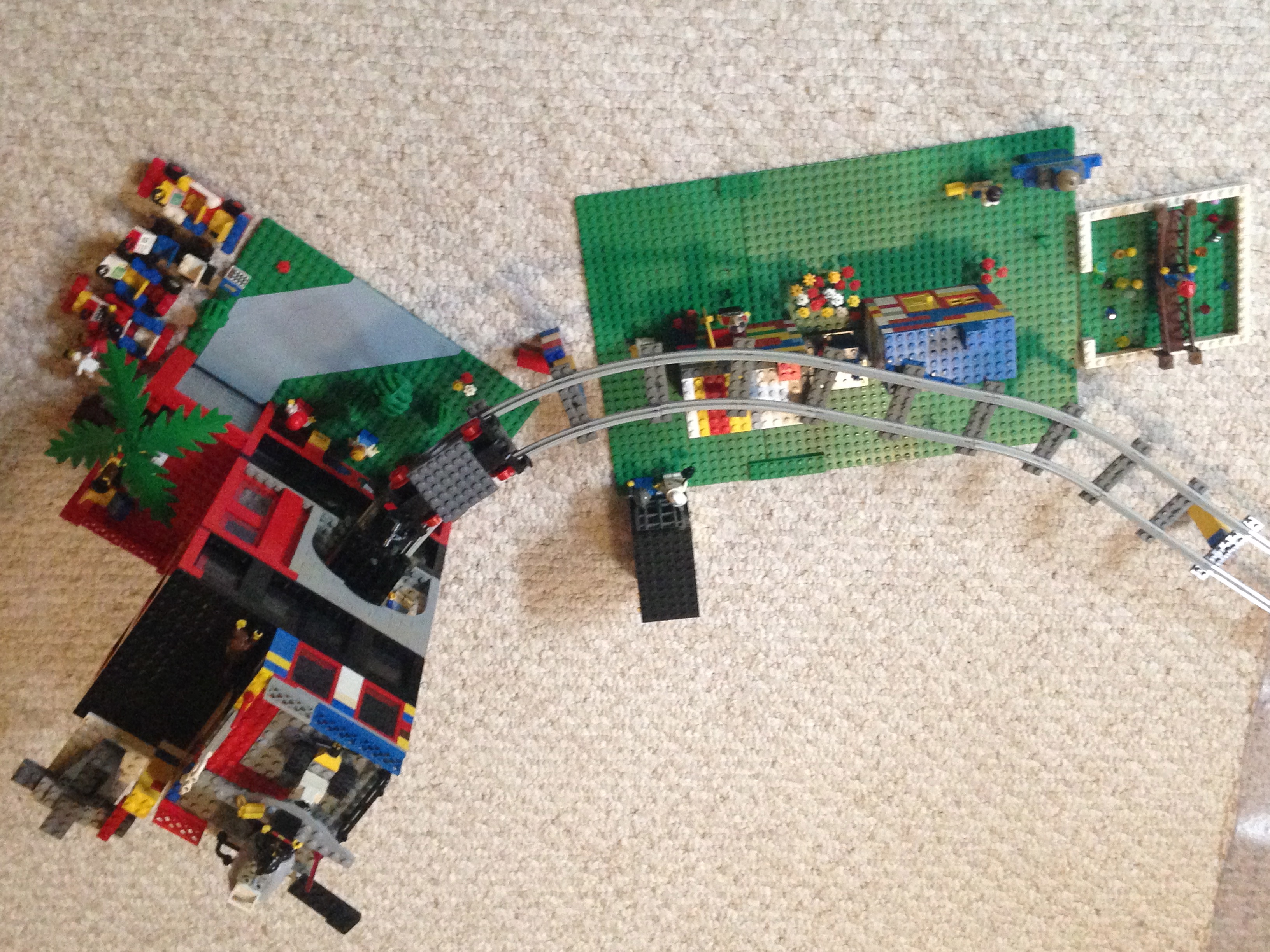 L’œuvre en LEGO® d’un groupe, intitulée « Future City of Tomorrow » (La ville futuriste de demain), est posée à même le sol.