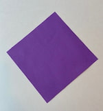 Une feuille de papier carrée et placez-la en losange sur une surface lisse.  
