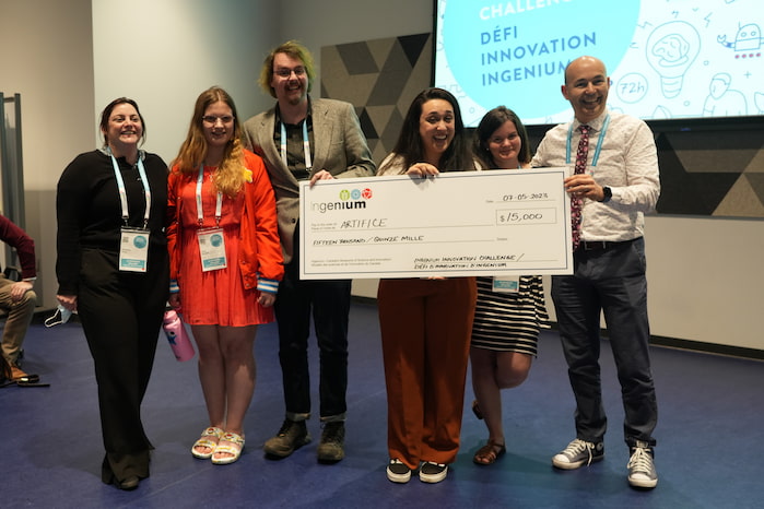 L'équipe gagnante du Défi Innovation Ingenium de 2023 avec un chèque géant dans leurs mains