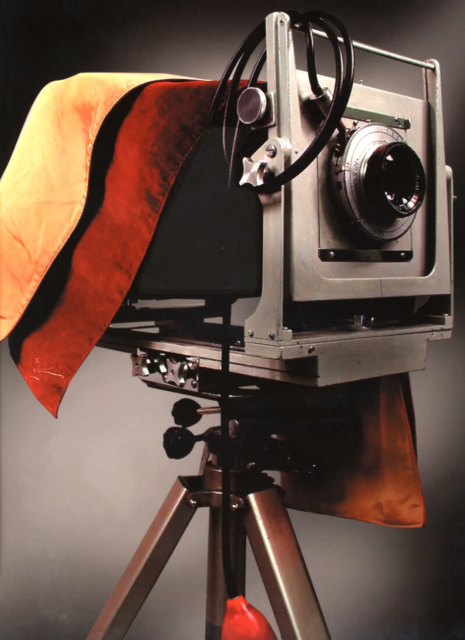 Le Calumet 8 po × 10 po à soufflet, principal appareil photo de Karsh, drapé d’un voile de mise au point confectionné pour Karsh par son assistante et bibliothécaire Hella Graber 