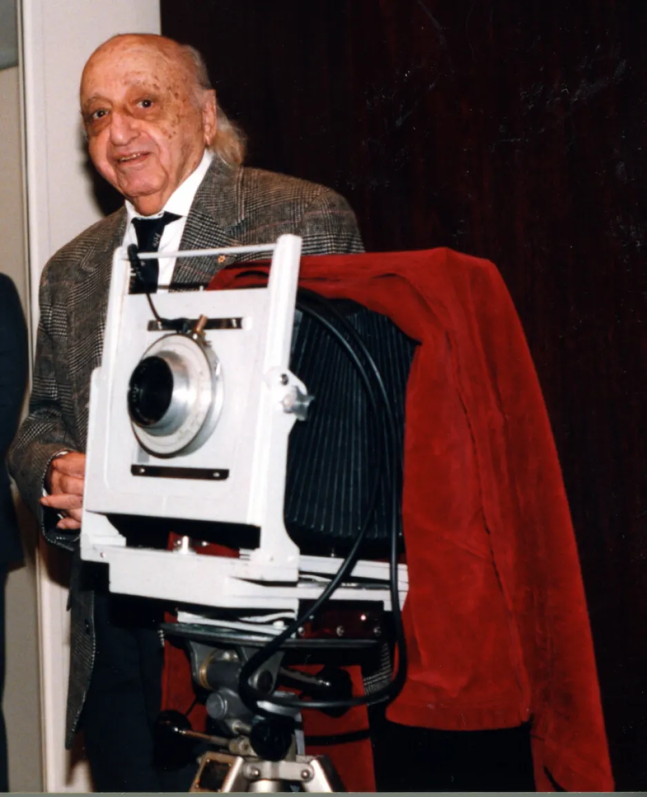 Yousuf Karsh et son appareil photo lors d’une cérémonie soulignant son don, au Musée des sciences et de la technologie du Canada, le 17 avril 1998 