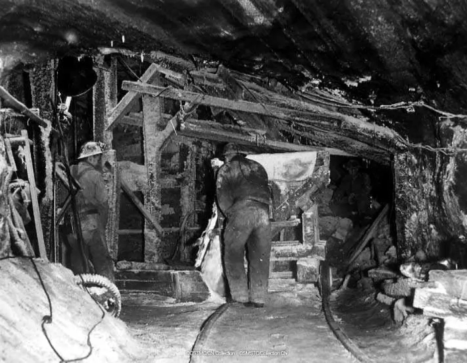Des mineurs déversent le contenu d’un wagon de sel gemme dans une benne, qui le transportera jusqu’à la surface où il sera broyé; mine de sel de Malagash (Nouvelle-Écosse), 1944.