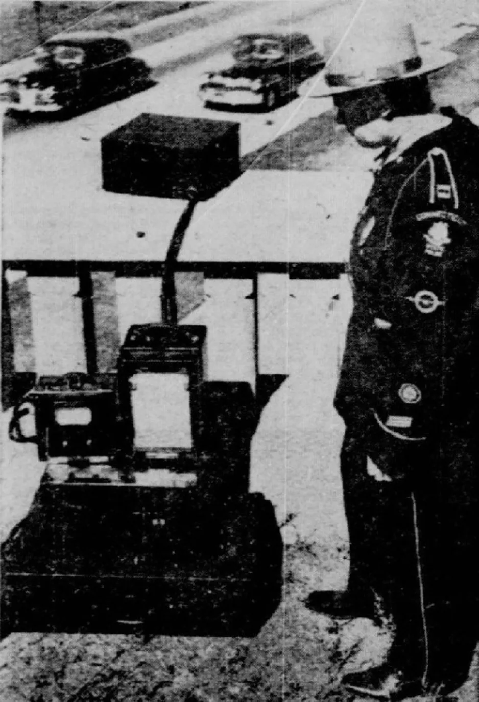 Un radar de vitesse Automatic Signal utilisé près Glastonbury, Connecticut. Anon., “L’actualité en images - Pièges à comboys.” La Patrie, 16 février 1949, 14.