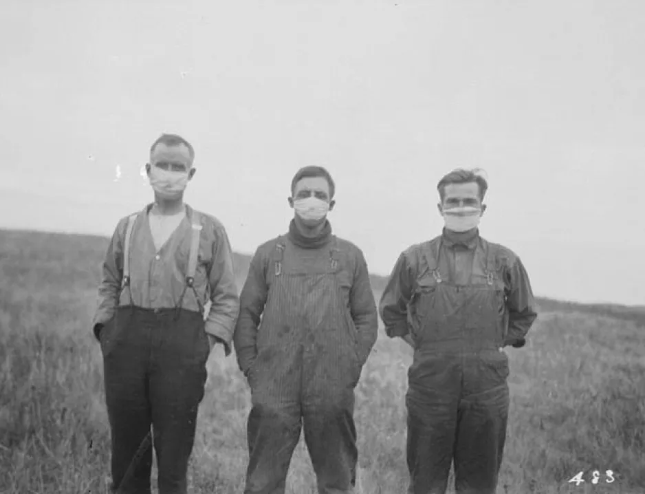 Hommes portant un masque durant l’épidémie de grippe espagnole, Bibliothèque et Archives Canada, numéro d’acquisition 1960-125 NPC, PA-025025
