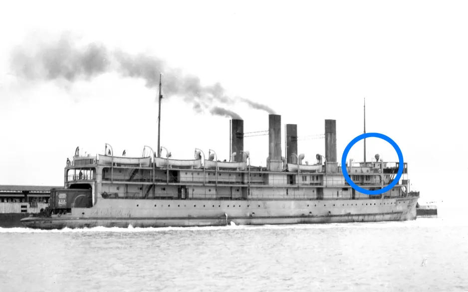Photo en noir et blanc du SS Prince Edward Island sur laquelle un cercle bleu indique l’emplacement de la timonerie.