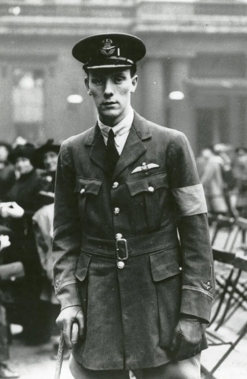 Photo en noir et blanc d’Alan Arnett McLeod, visiblement malade, se tenant debout lors de la cérémonie de remise de la Croix de Victoria.