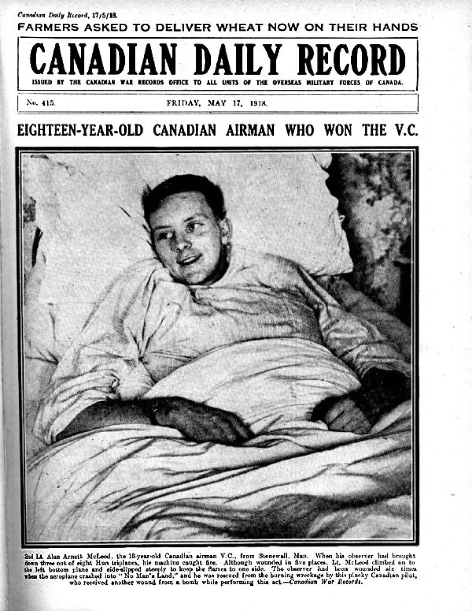 Photo en noir et blanc d’Alan Arnett McLeod dans son lit d’hôpital, publiée dans le journal Canadian Daily Record.