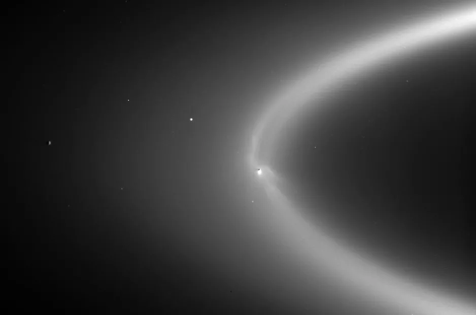 Prise par la sonde spatiale Cassini à une distance de plus de 2 millions de kilomètres, cette image montre l’alimentation, par les geysers, d’un anneau géant et diffus appelé anneau E.