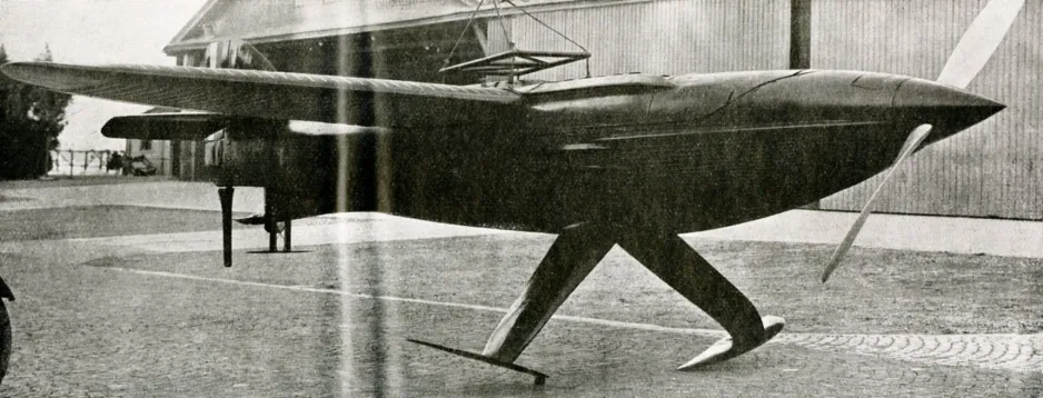 Le Piaggio P-7 hors de son élément. Les plans porteurs principaux sont bien visibles, tout comme le petit plan porteur sous la queue. Pierre Léglise, « Solutions italiennes au problème des grandes vitesses. » L’Aéronautique, avril 1940, 136.