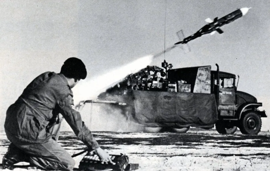 Un aéronef sans pilote de surveillance Canadair CL-89 typique en cours de lancement. Anon., « Qu’y a-t-il dans l’air? » Interavia, janvier 1970, 83.