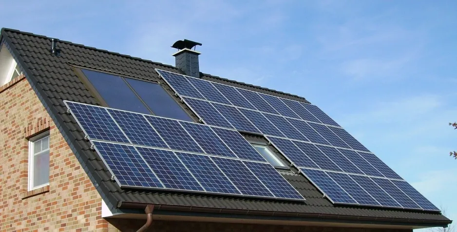 A single family home with an array of solar panels on the roof
