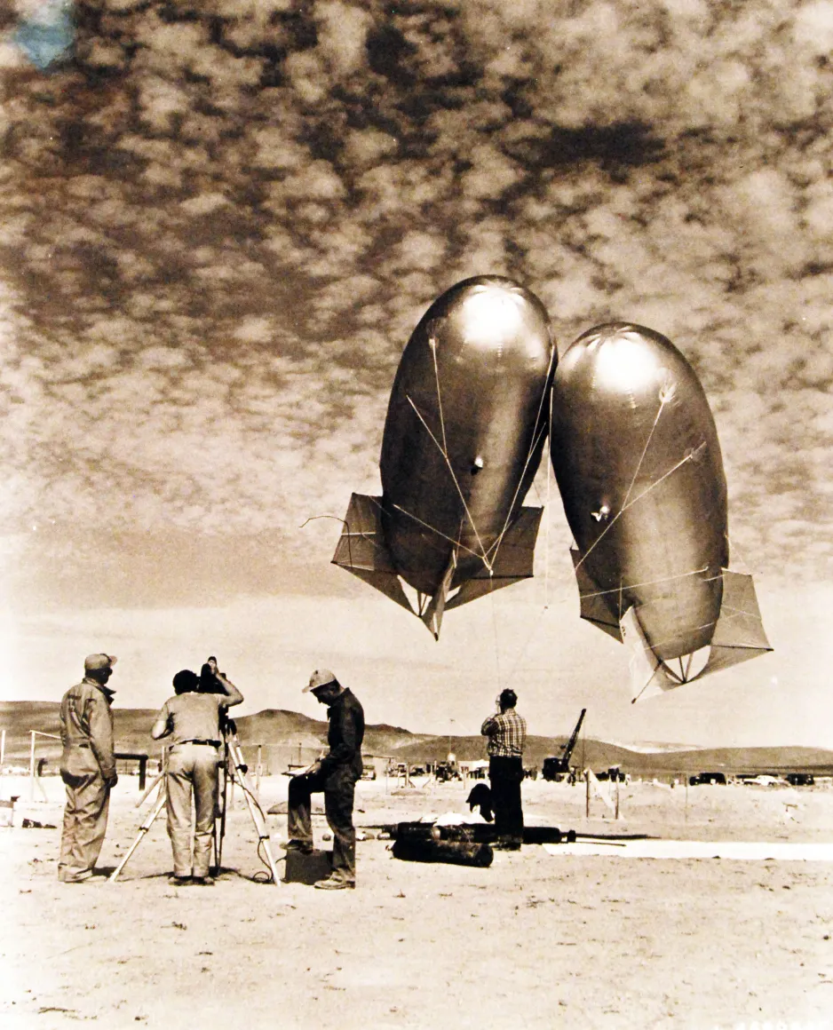 Deux ballons cerfs-volants utilisés pour évaluer la pression atmosphérique, l'humidité, la température, etc. lors d'un essai de bombe nucléaire américain parrainé par la Atomic Energy Commission, Nevada Proving Grounds, avril 1952. Wikimédia.