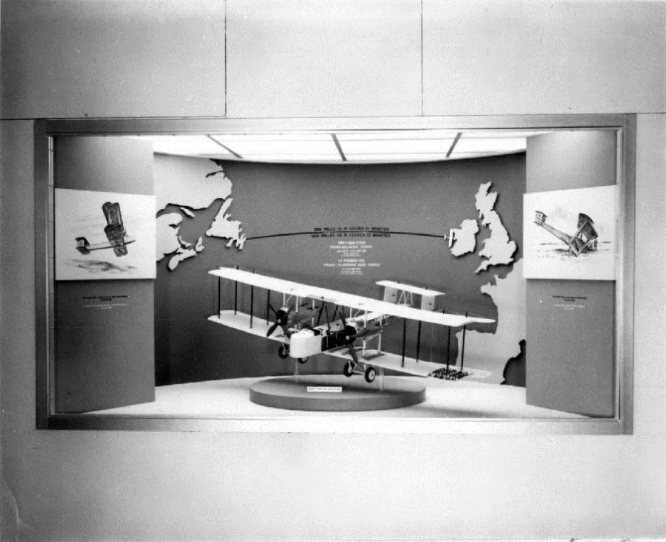 Une des vitrines du Musée national de l’air, Aéroport de Uplands, Ottawa, Ontario, début des années 1960. Elle fournit des informations sur la première traversée de l’océan Atlantique sans escale en avion, en juin 1919, entre Terre-Neuve et l’Irlande. MAEC, numéro de négatif 6875.