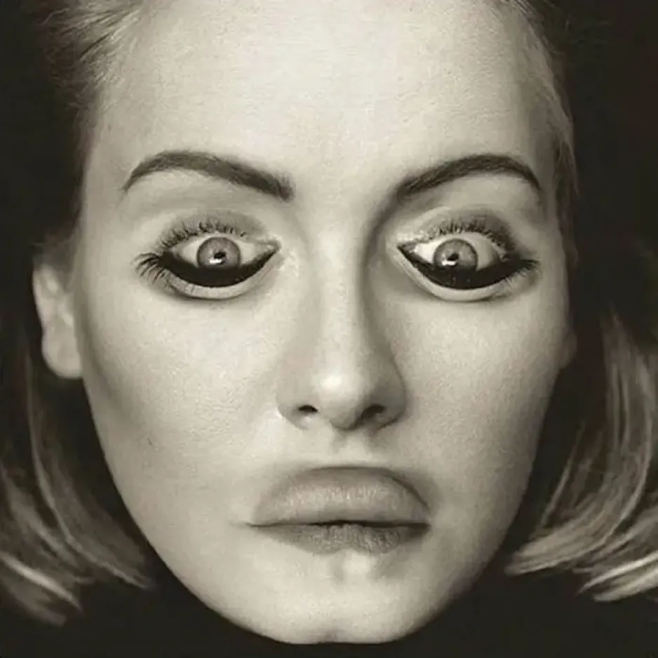 Une image en noir et blanc montre le visage en gros plan d’une femme. Les yeux et la bouche sont à l’envers sur le visage, lui donnant une affreuse apparence.