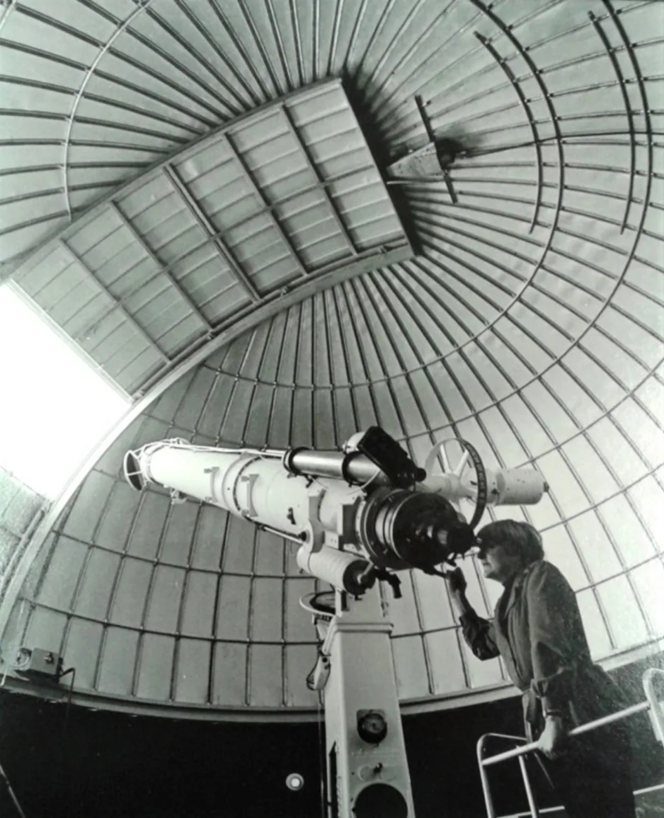 Une photo de Mary Grey devant la lunette astronomique de l’Observatoire fédéral. Photo depuis l'Observatoire Helen Sawyer Hogg, Musée des sciences et de la technologie du Canada (Ottawa).