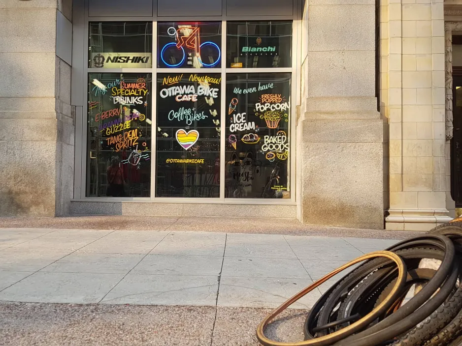 Une photographie montrant la vitrine colorée du Ottawa Bike Café.