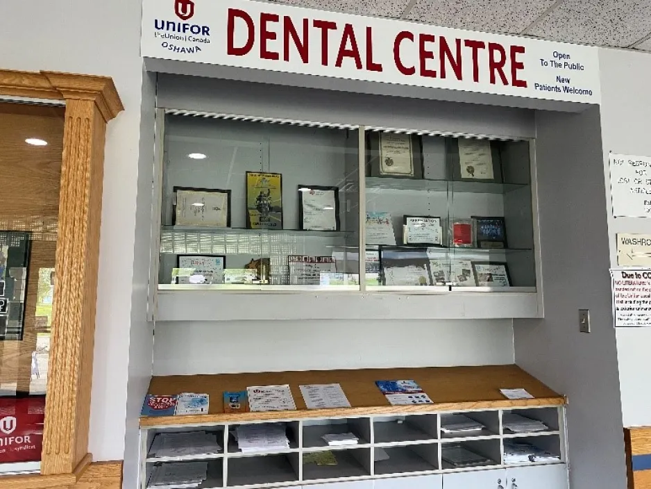 Photo du centre dentaire et d’un tableau d’affichage de la section locale 222 d’Unifor.