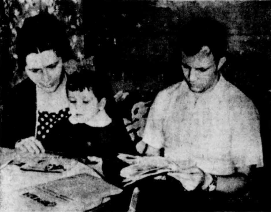 Gagarine lisant un journal en compagnie de son épouse Valentina et de sa fille Elena. Alors âgée d’à peine un mois, Galina Yourievna Gagarina est probablement en train de dormir. Anon., « Le ‘Christophe Colomb’ de l’espace – Qui est Youri Gagarine? » Le Nouvelliste, 13 avril 1961, 1.