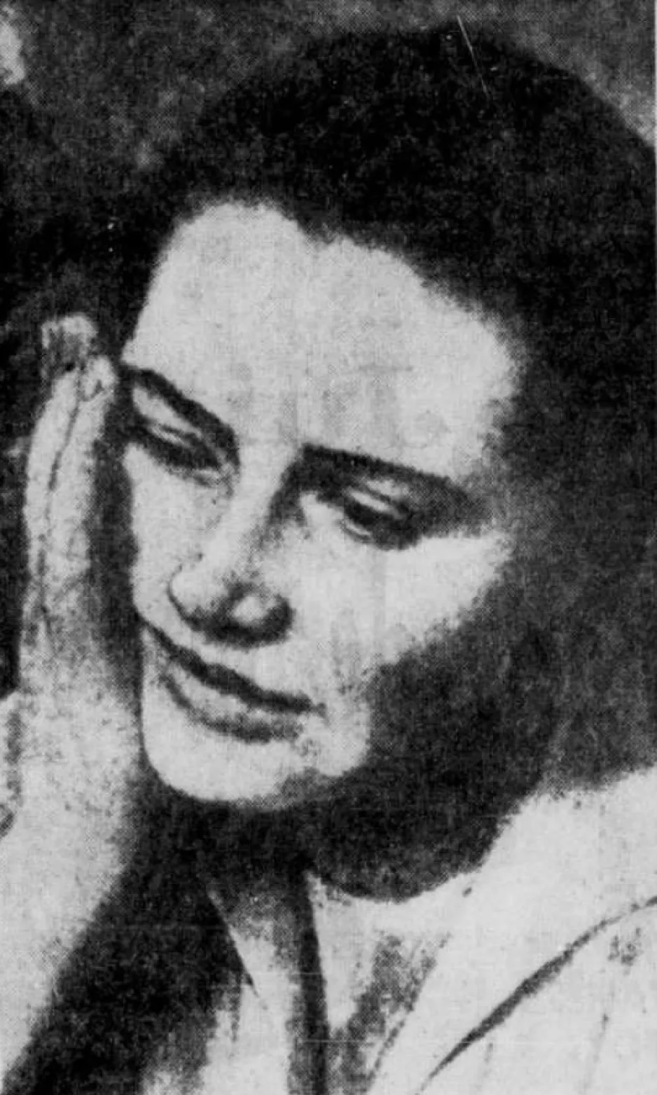 L’épouse de Gagarine, Valentina Ivanovna Gagarina, née Goryacheva, écoutant un reportage à la radio concernant son vol dans l’espace. Son inquiétude est bien visible. Anon., « Commentant le dernier exploit russe – Les États-Unis tirent de l’arrière (Kennedy). » Le Soleil, 13 avril 1961, 23.