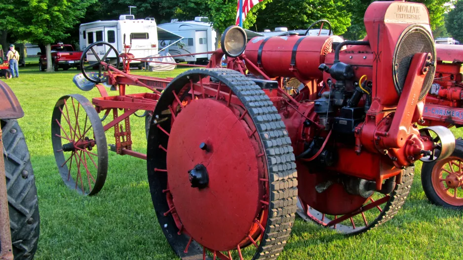 A Moline Universal Tractor built around 1918 at the antique gas engine and tractor show held in Dexter, Michigan, June 2010. Ellenm1 via Wikimedia.