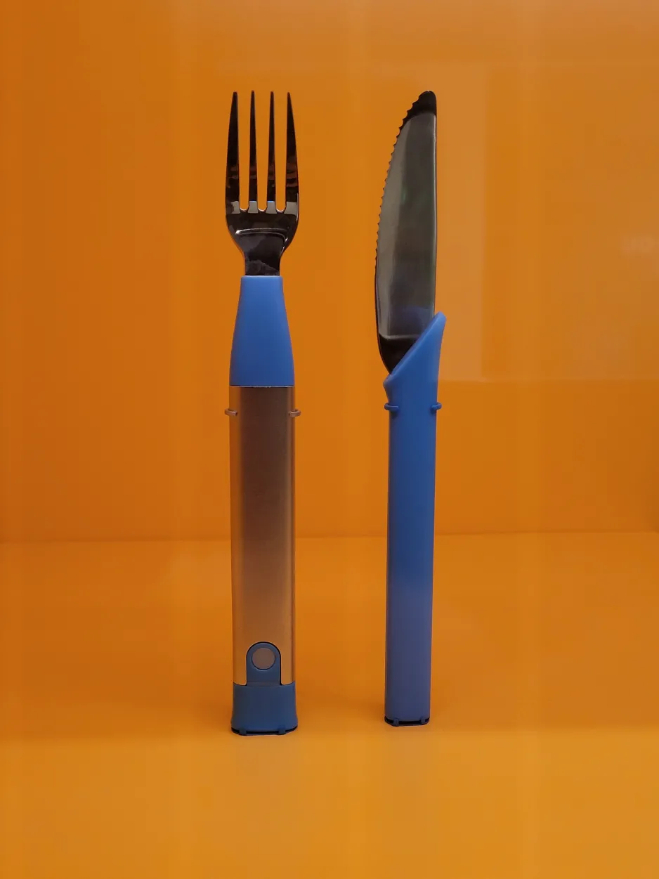 Artefact 2016.0143 Fourchette et couteau Slow Control 10S (artefacts 2016.0143.001 et 2016.0143.003), présentés dans le cadre de l’exposition La technologie du quotidien au Musée des sciences et de la technologie du Canada.