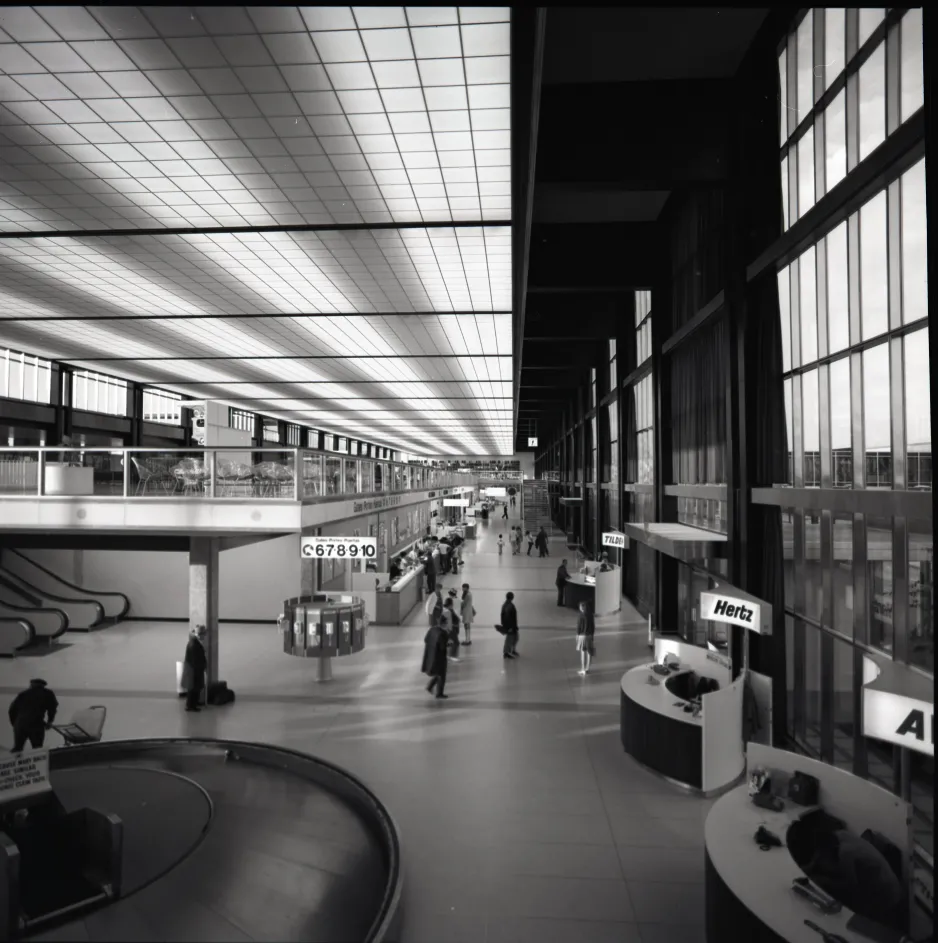 Photo du hall de l’Aéroport international de Winnipeg, avec la murale Northern Lights visible en arrière-plan.