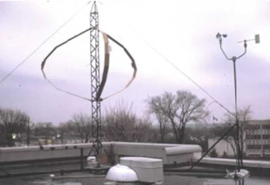Éolienne à axe vertical de type Darrieus érigée sur le toit d'un bâtiment de recherche du Conseil national de recherches du Canada.