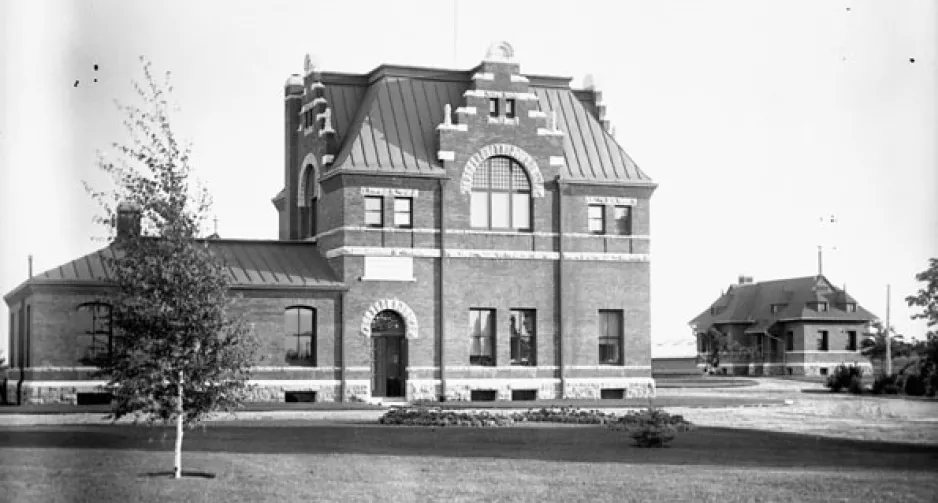 Photo de l’immeuble administratif de la Ferme expérimentale centrale, à Ottawa. Le deuxième étage abritait un musée. 