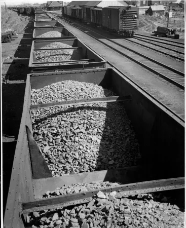 Un train chargé de minerai de fer dans une station du Canadien National dans l’est du Canada partant d’un projet minier d’urgence en temps de guerre à destination des aciéries de Sydney, au Cap-Breton.