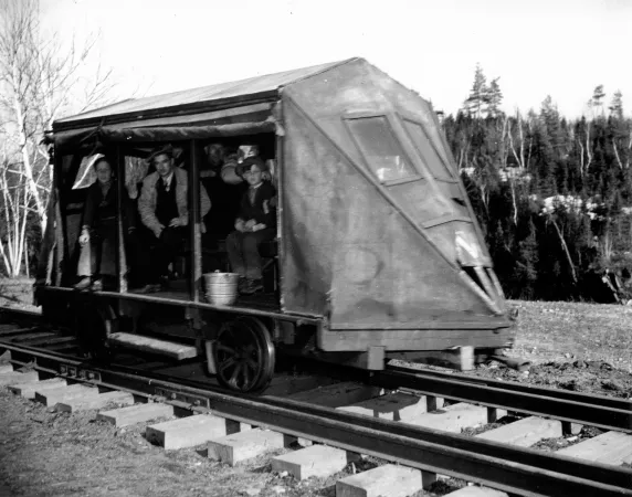 Wagon « climatisé » utilisé pour les transferts aller-retour des travailleurs pour un projet minier d’urgence en temps de guerre dans l’est du Canada.