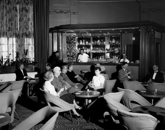 Cocktail lounge at the Fort Garry Hotel in Winnipeg, 1957