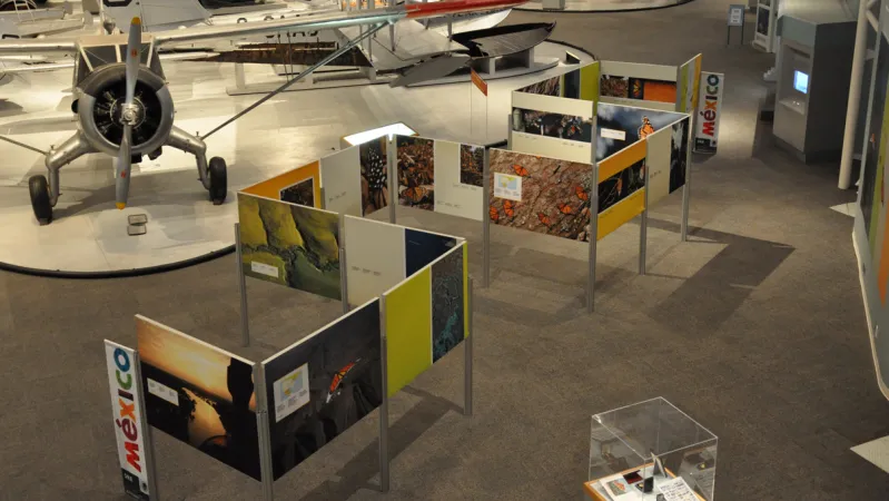Vue aérienne de l’exposition montrant les panneaux disposés en zigzag.