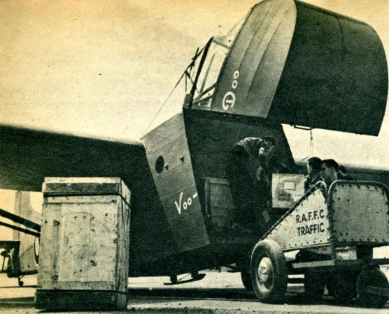 Le chargement de Voo-Doo, le Waco Hadrian utilisé lors du premier vol transatlantique par un planeur de transport, Aéroport de Montréal (Dorval), Dorval, Québec, juin 1943. Anon., “Flying into focus”. Flying Aces, octobre 1943, 7.