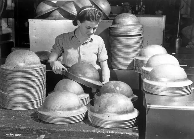 Une femme au travail en train de fabriquer des casques de soldat en acier chez General Steel Wares, Toronto, Ontario, 1942