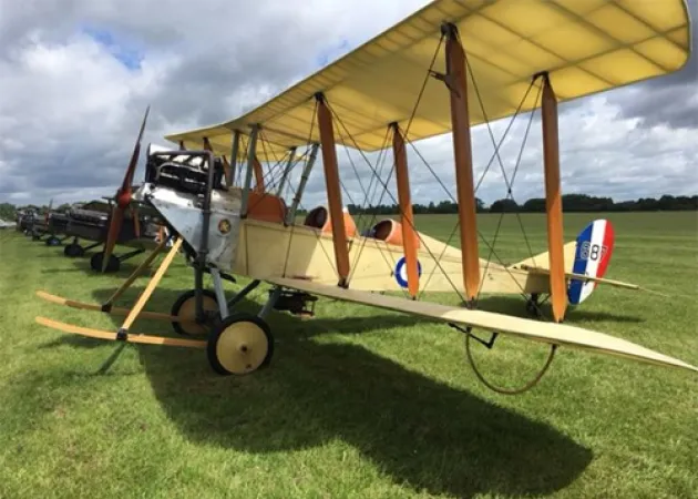 Un biplan BE2c de la Première Guerre mondiale, de la formidable équipe Great War Display Team, était comme chez lui dans cet aérodrome d’époque.