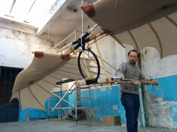 Andrea Bernardoni assemble le modèle d’un engin volant à partir d’un concept d’ingénierie créé par Léonard de Vinci.
