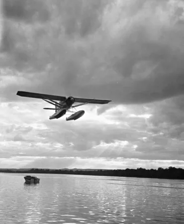 CH-300 Pacemaker de Bellanca volant au dessus d'un lac