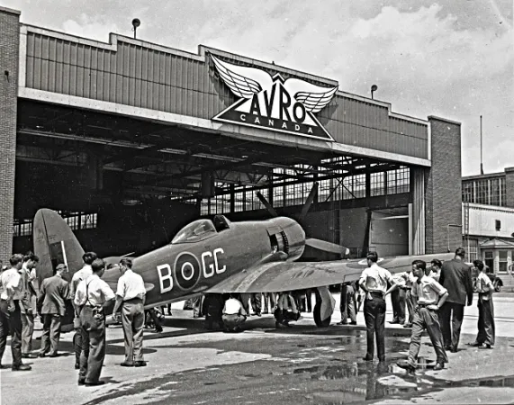 Avion Sea Fury FB.11 de Hawker devant un hangar