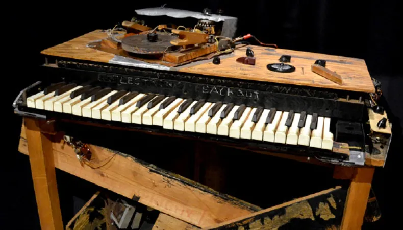 Vue rapprochée de la saqueboute électronique, un ancien synthétiseur, montrant le clavier à 49 touches et les commandes sur le dessus de l’instrument.