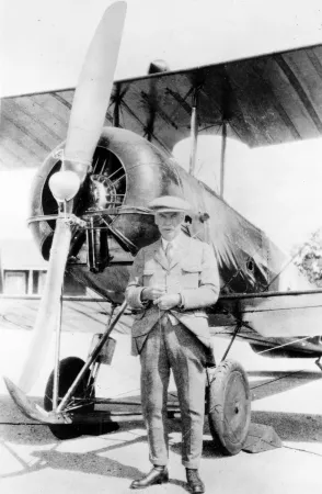 W. Rupert Turnbull devant un Avro 504K lors du test de son hélice à pas variable réalisé à Camp Borden (Ontario) le 29 juin 1927. Source: MAvC 2342