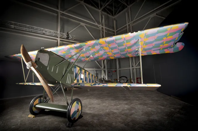Le D.VII de Fokker arborait deux motifs colorés différents pour son camouflage polygonal. Le dessous de l’aile supérieure présente un motif aux teintes plus vives.