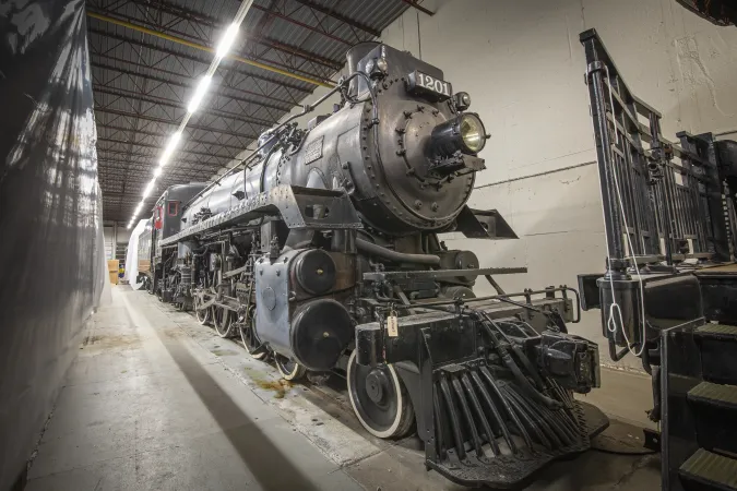 La locomotive 1201 du CP dans un entrepôt en béton.