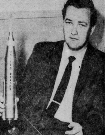 L’ingénieur canadien Owen Eugene Maynard avec une maquette du véhicule lanceur Convair Atlas surmonté d’une capsule spatiale McDonnell Mercury, 1962. Roger Nadeau, « Une foule de techniciens canadiens ont pris part au vol d’Apollo 11. » Le Petit Journal, 20 juillet 1969, 4.