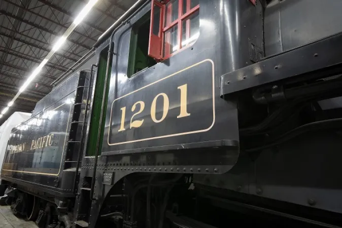 Extérieur noir luisant de la locomotive 1201 du CP et petit volet rouge ouvert.